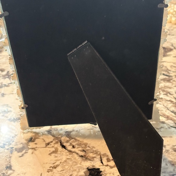 Elegant Pearl and Silver Photo Frame - Picture 4 of 5